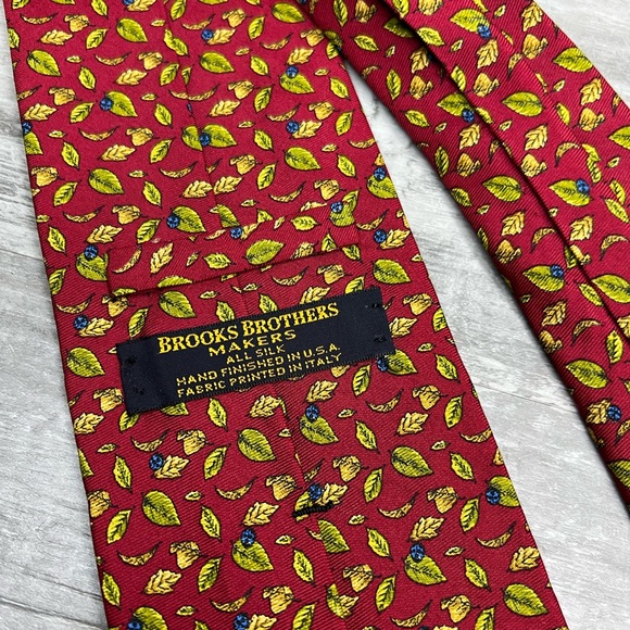 Brooks Brothers Red w/ Green Leaf Pattern Silk Tie - Picture 3 of 4